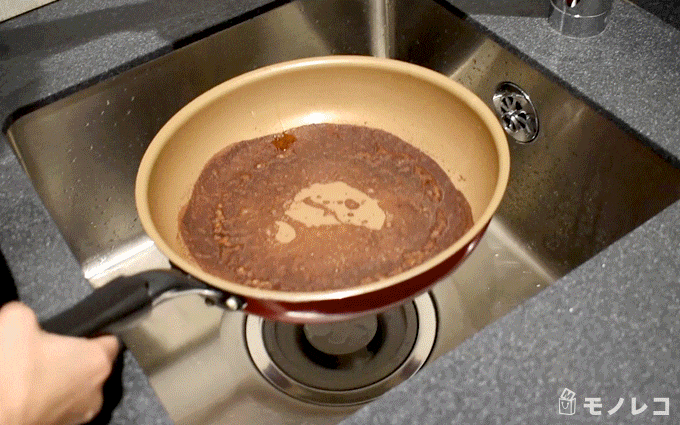 エバークックフライパンの焦げ付きを水洗いしている動画