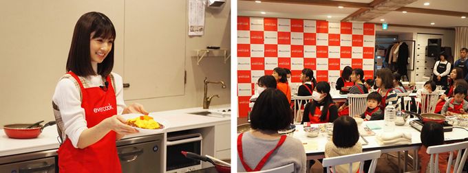 エバークックイメージキャラクター・小倉優子さんがエバークックの料理教室をしている画像