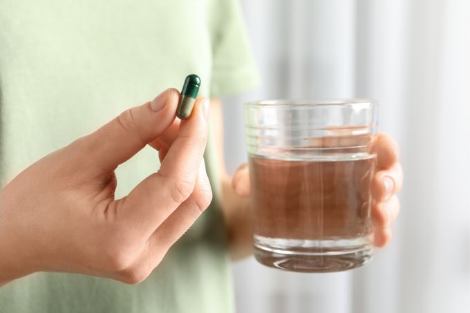 青汁サプリメントを水で飲む画像