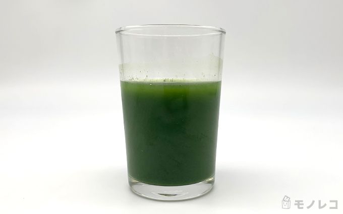 えがおの青汁満菜がコップに入っている画像