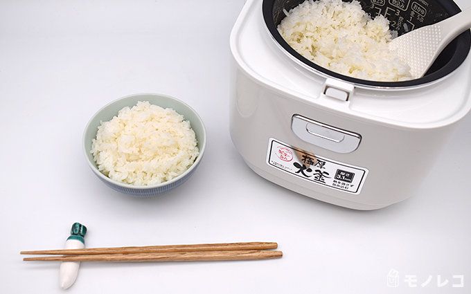 お茶碗に盛りつけた腸活米とお箸、炊飯器が並んだ画像