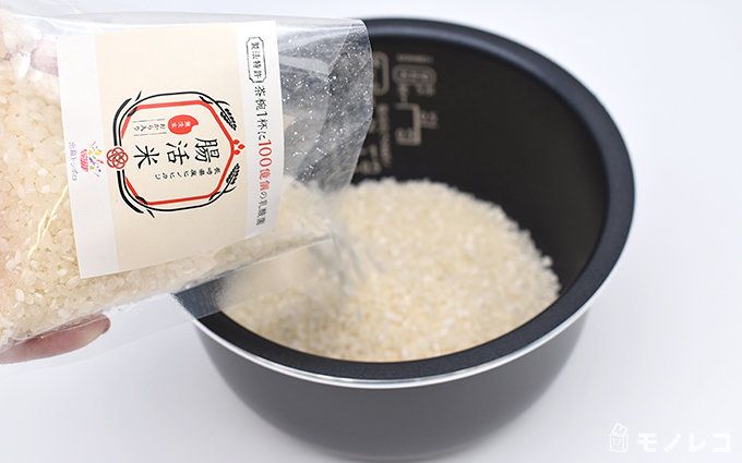 腸活米を炊飯器の釜に注いでいるシーンの画像
