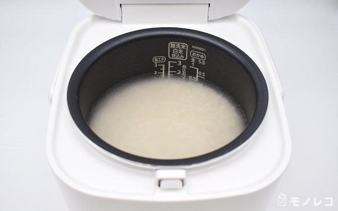 腸活米に水を注いで15分置いているシーンの画像