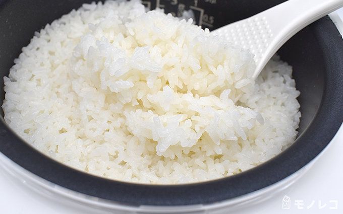 炊き上がった腸活米をしゃもじですくっているシーンの画像