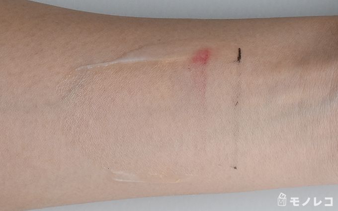 クレンジングを塗ってコットンで拭き取った後の腕の画像