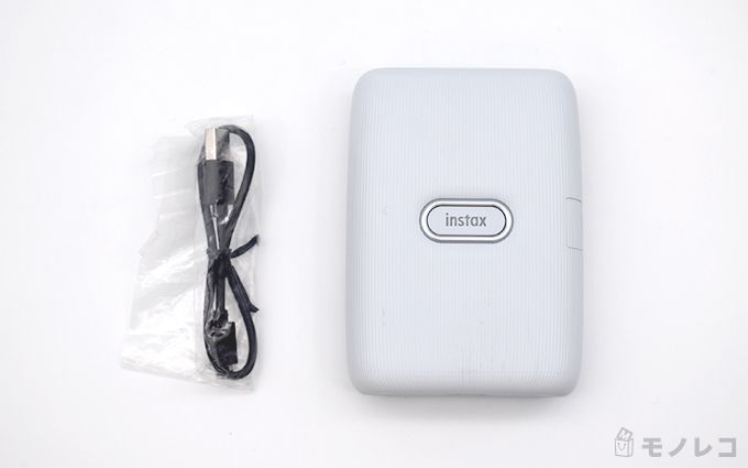 instax mini Linkの本体と充電器を並べた画像