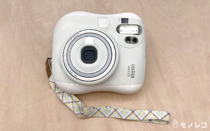 “チェキ” instax mini 25のストラップ装着画像