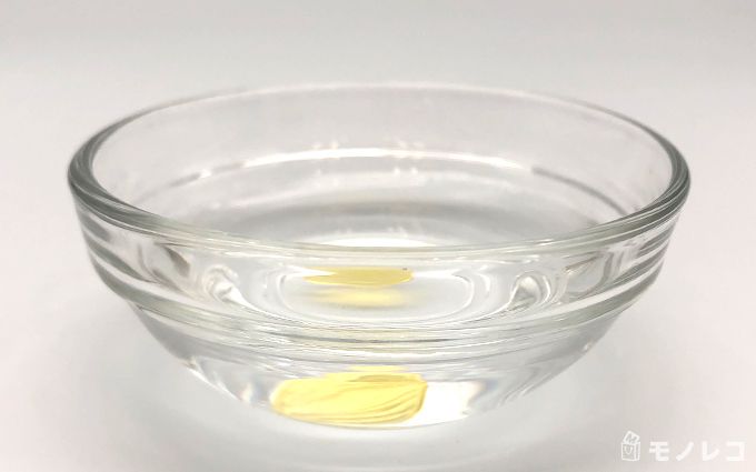 水の中に沈んだセサミンEXの粒の画像