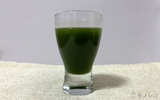 DeJAPAN(ディジャパン) 国産 乳酸菌青汁を水で割ってコップに入れた画像