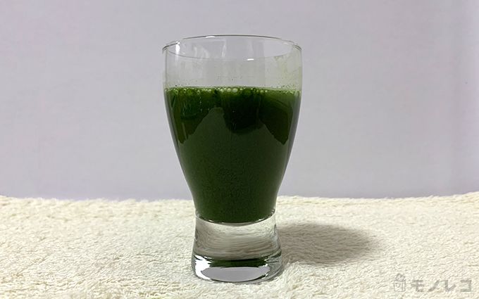リフレ脂肪や糖を抑える青汁を水で割ってグラスに入れた画像