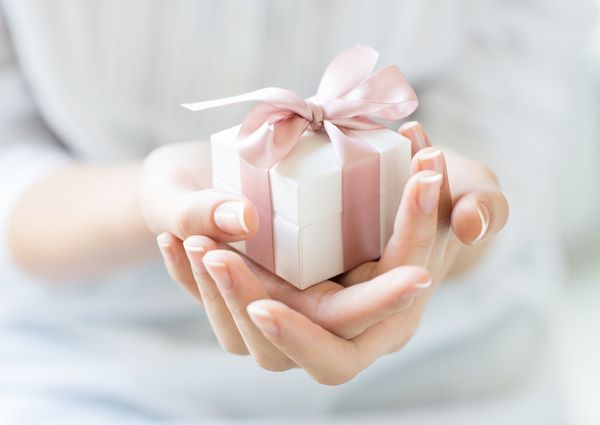 女性がプレゼントを持っている画像