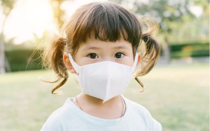 マスクを装着している子どもの画像