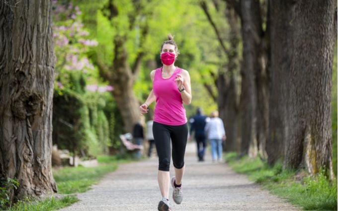 マスクを装着した女性がランニングしている画像