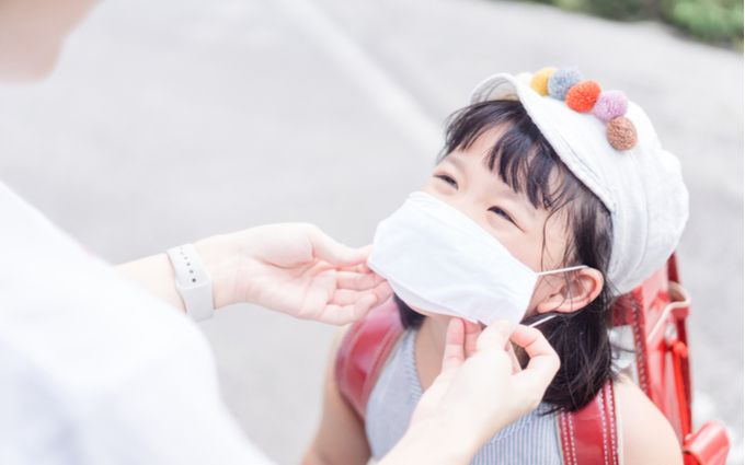 子どもにマスクを装着している画像