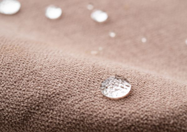 撥水素材の座椅子に水がこぼれている画像