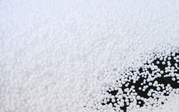 大量に集めた発泡ビーズの画像