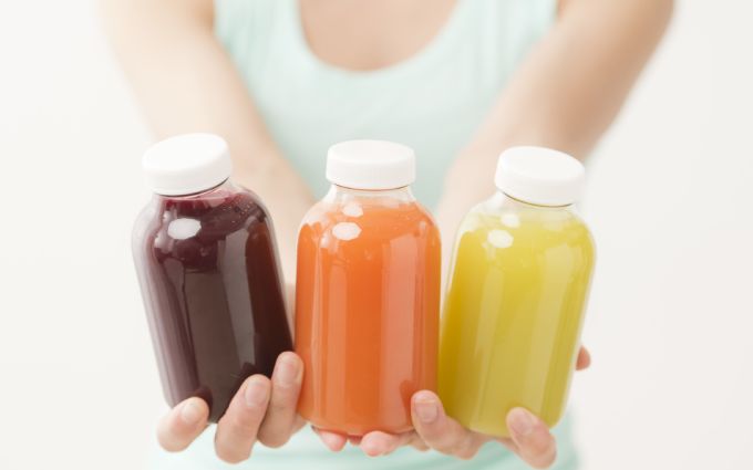 酵素ドリンクを持っているファスティング中の女性の画像