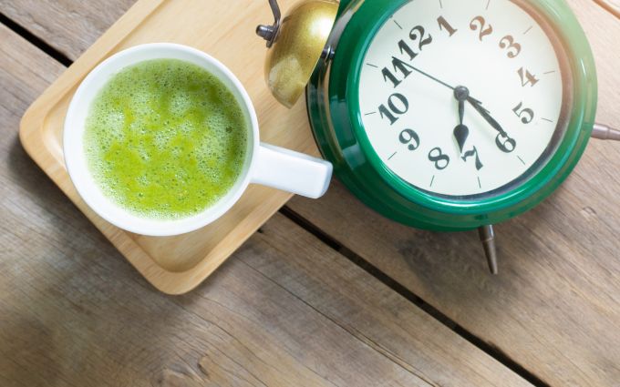 酵素ドリンクの横に置かれた時計の画像