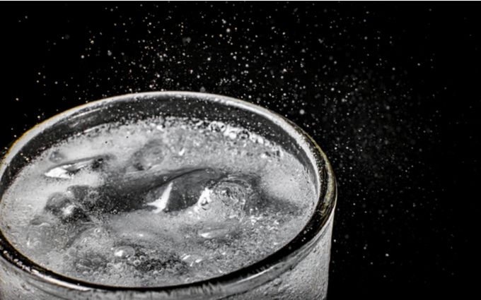 炭酸水がはじけている画像