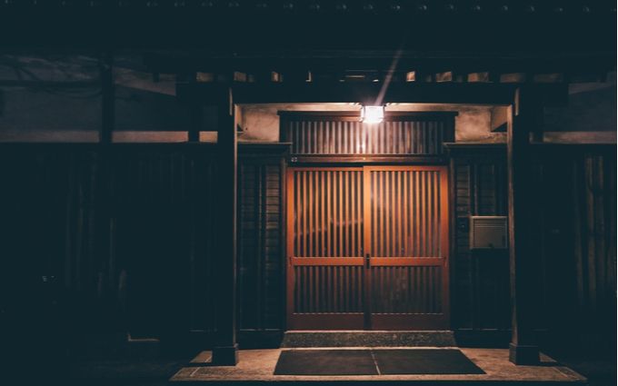 夜間の民家の外観画像