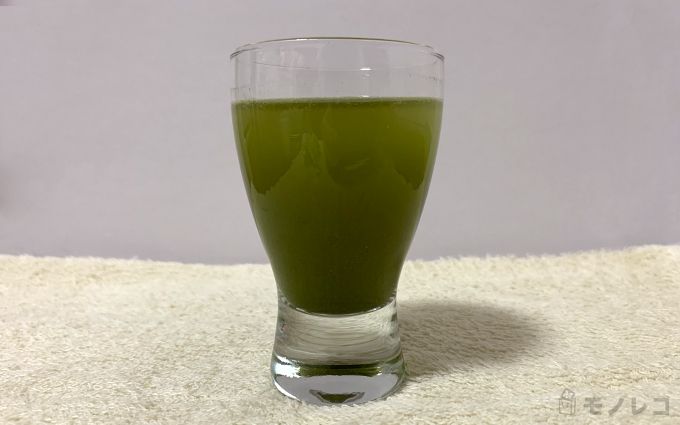 FABIUS(ファビウス)すっきりフルーツ青汁を水で割ってグラスに入れた画像
