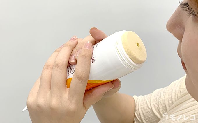 除毛クリームの匂いを嗅いでいる画像