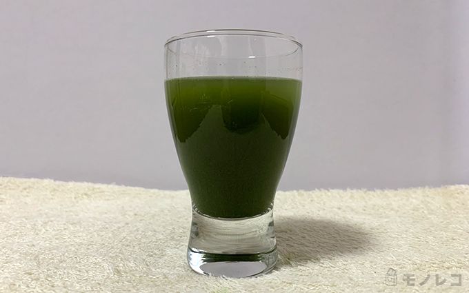 seedcoms(シードコムス)プラセンタ入り輝きの青汁を水で割ってグラスに入れた画像