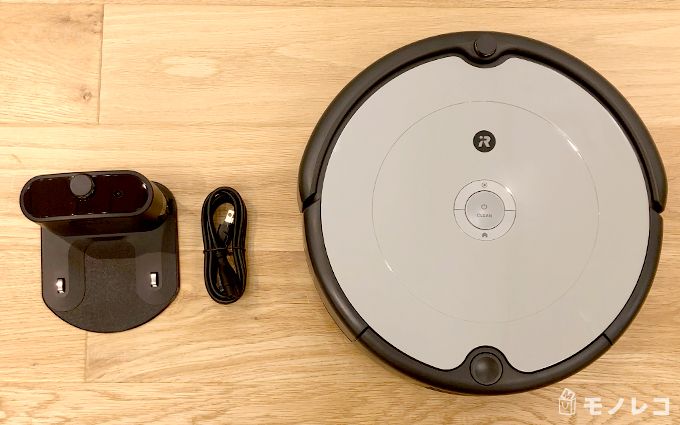 床に並べたルンバ692の本体、充電器の画像