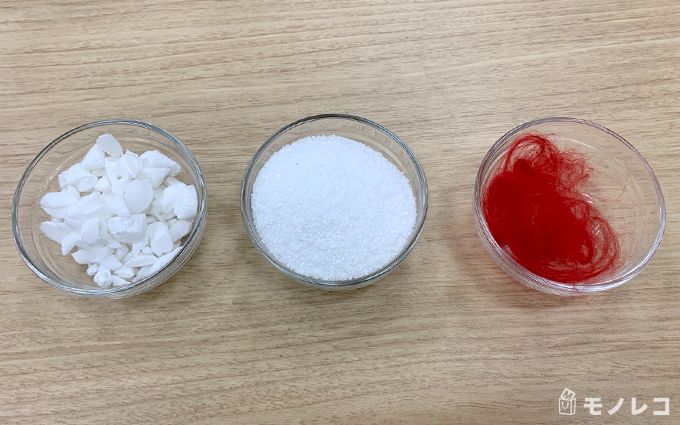 ルンバの検証に使った食べカス、砂、髪の毛を並べた画像