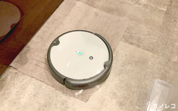 ルンバ692が壁にぶつからず掃除している画像