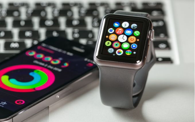 iPhoneとApple Watchが並んでいる画像