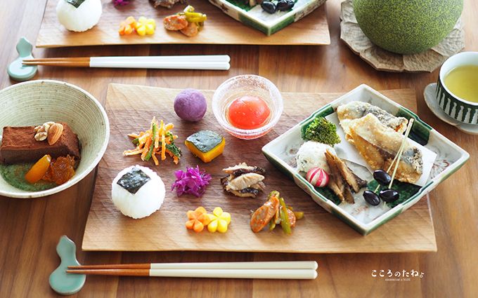 木のお皿に美しい食事が盛られた画像