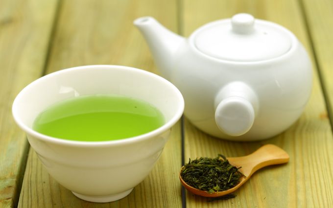 口臭対策によいとされるお茶と匙に入った茶葉、その後ろに写る急須の画像