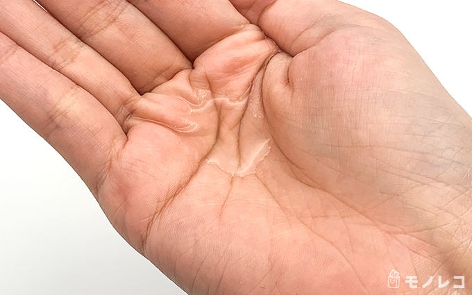 AdryS(アドライズ)のアクティブローションを乗せた手の画像