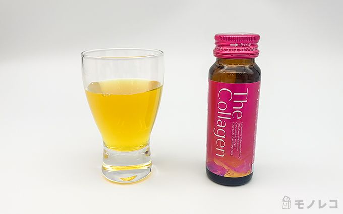 グラスに注がれた資生堂ザ・コラーゲン ドリンク Wと瓶が並んだ画像