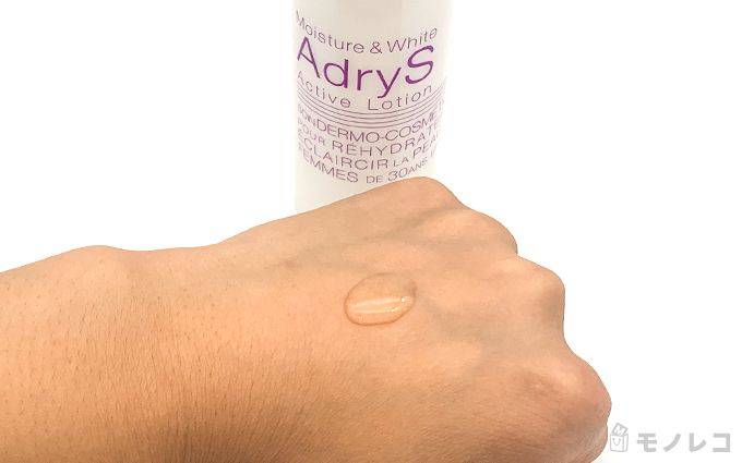 AdryS(アドライズ) アクティブローションを手の甲にのせた画像
