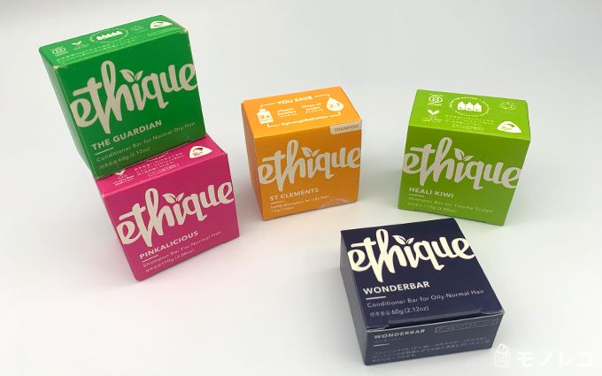さまざまな種類のethique(エティーク) のシャンプーバーとコンディショナーバーのパッケージが置かれている画像
