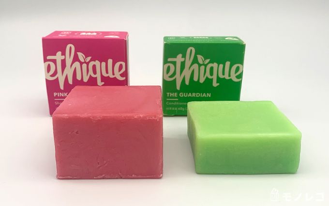 パッケージの前に置かれたethique(エティーク) のシャンプーバーとコンディショナーバーの画像