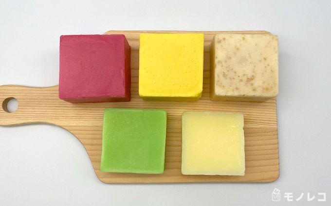 ナチュラルな木の板の上に並べたethique(エティーク)のシャンプーバー&コンディショナーバーの画像
