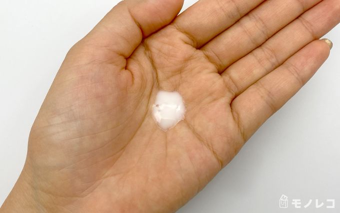 手のひらにのせたディセンシア アヤナス エッセンス コンセントレートの画像
