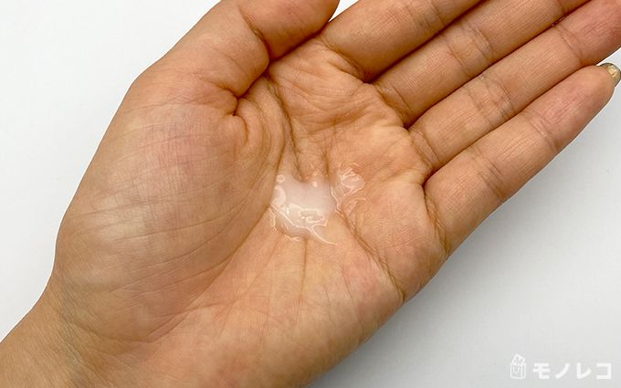 手のひらにのせたディセンシア アヤナス クリーム コンセントレートの画像