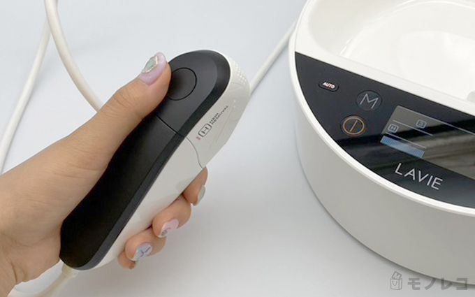 LAVIE(ラヴィ)の照射ボタンを押している画像