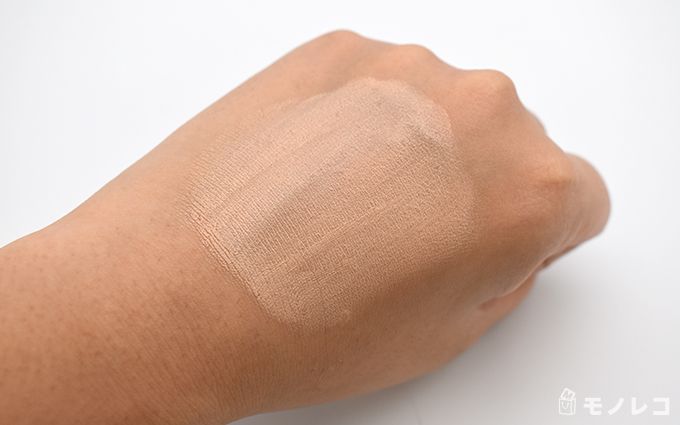 ディセンシア サエル ホワイトCCクリーム コンセントレートを手の甲に伸ばした画像