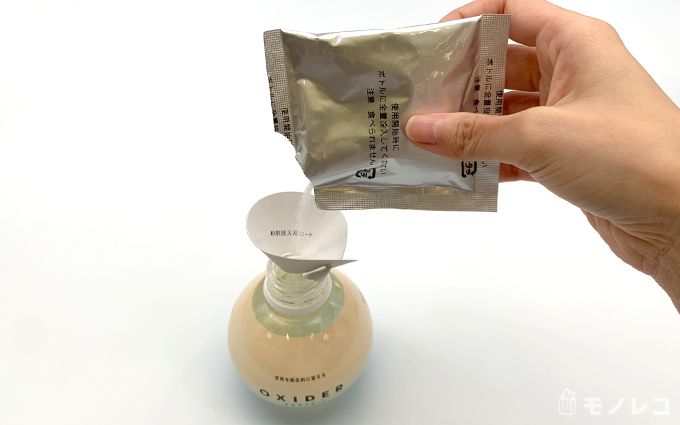 OXIDERの薬剤を入れている画像