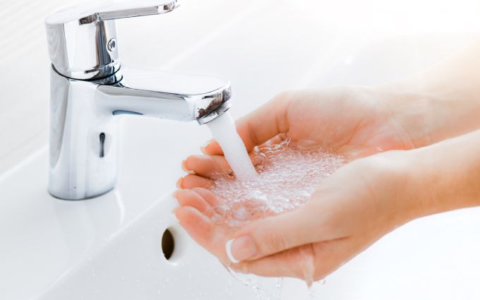 水道の水で手を濡らしている人の手元の画像