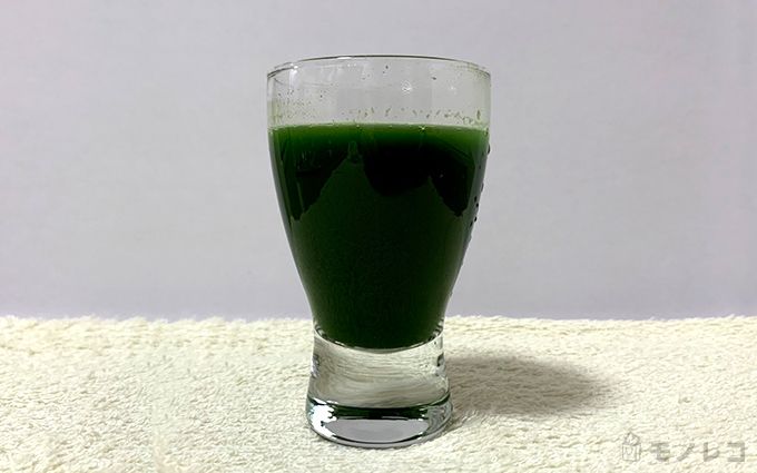 青汁をコップに注いだ画像