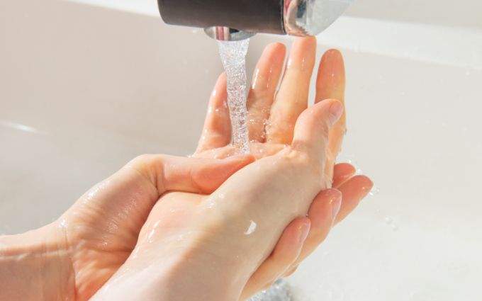 水道水で濡らしている手の画像