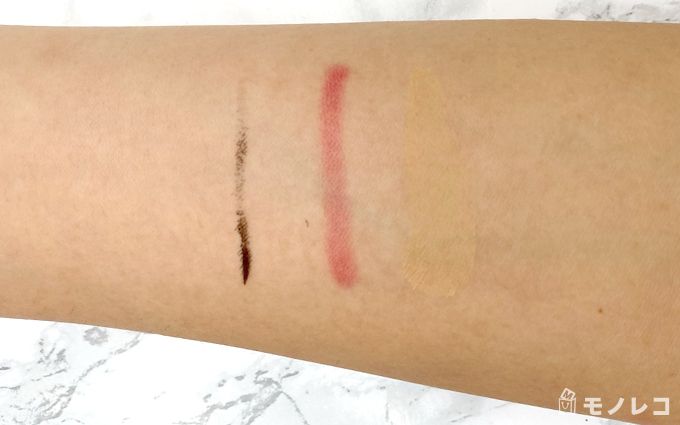 ファンデーション、アイライナー、口紅を塗った腕にクレンジングウォーターを付け1回拭き取った状態の画像
