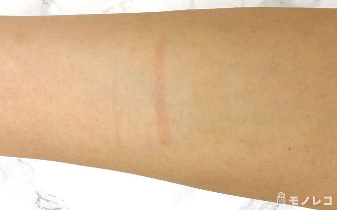 ファンデーション、アイライナー、口紅を塗った腕にクレンジングウォーターを付け複数回拭き取った状態の画像