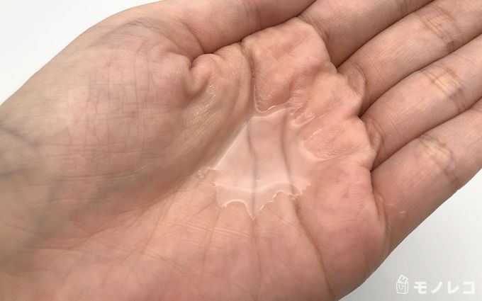 手にのせたファンケル エンリッチ化粧液の画像